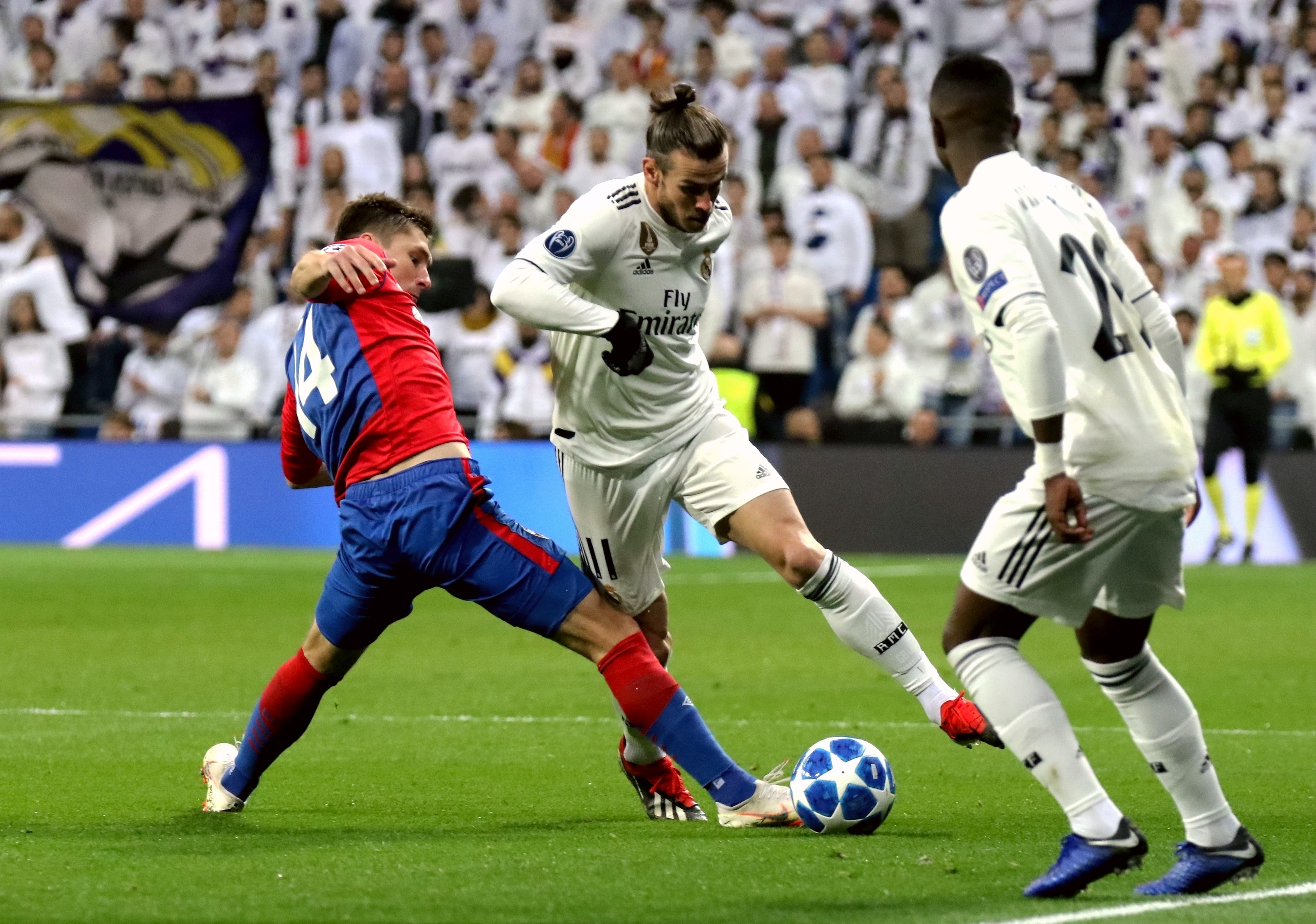 德天空：34岁因西涅有意重返欧洲足坛，甚至愿接受大幅降薪（德天空：34岁因西涅盼回归欧洲赛场，不惜接受大幅降薪）