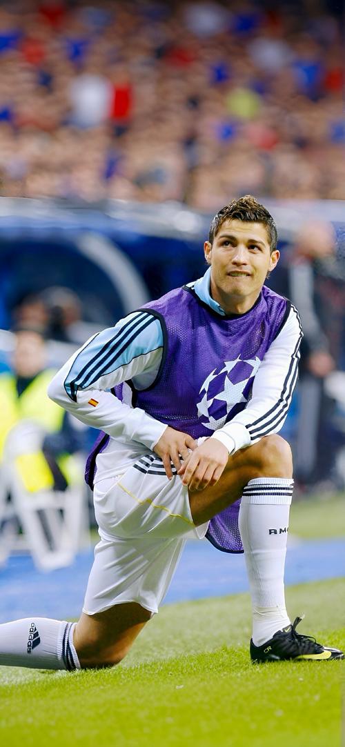 库蒂尼奥为小儿子庆祝生日，一家人身穿他效力过球队的球衣（库蒂尼奥为幼子庆生，全家身穿他曾效力球队球衣）