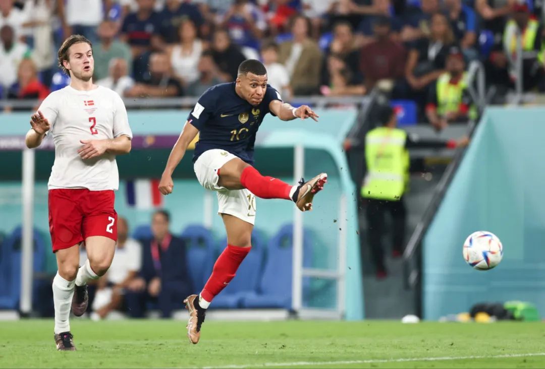 FM26逆天Bug，外场球员“闪现”至门前挡出对方主罚的点球（FM26离谱BUG：外场球员瞬移到门前，直接封堵对手点球）