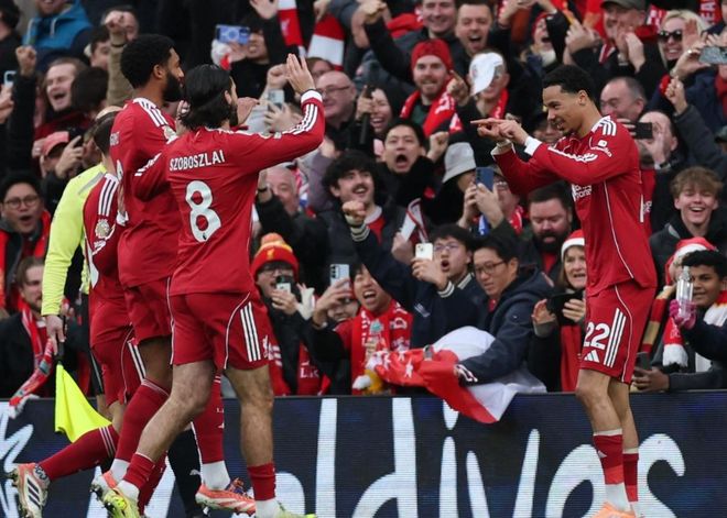 足球国足球迷自发制作横幅，为球队打气（国足球迷自发制作横幅为球队加油）