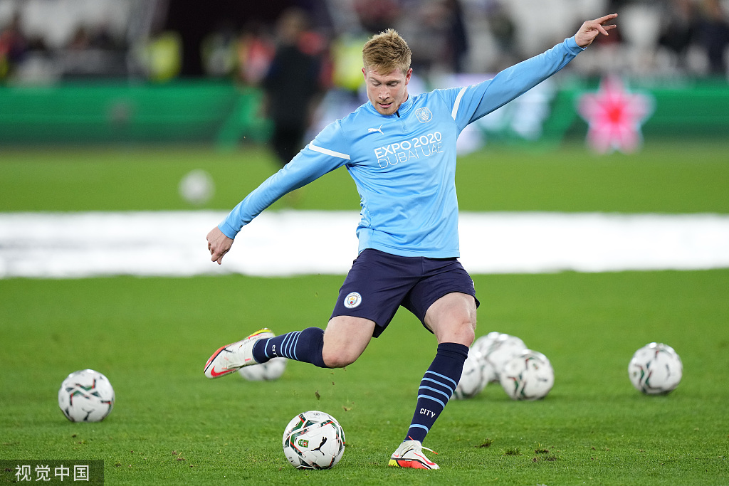 TA：因现代足球重视边路与攻防转换，菱形中场阵型已几乎绝迹（TA：在现代足球强调边路与攻防转换的趋势下，菱形中场几乎走入历史）