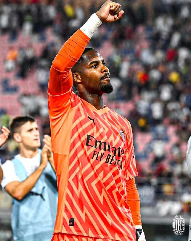 意甲三分制时代以来，米兰前14轮拿超过30分最终都排名前三（意甲三分制以来，米兰前14轮30分以上的赛季最终全部跻身前三）