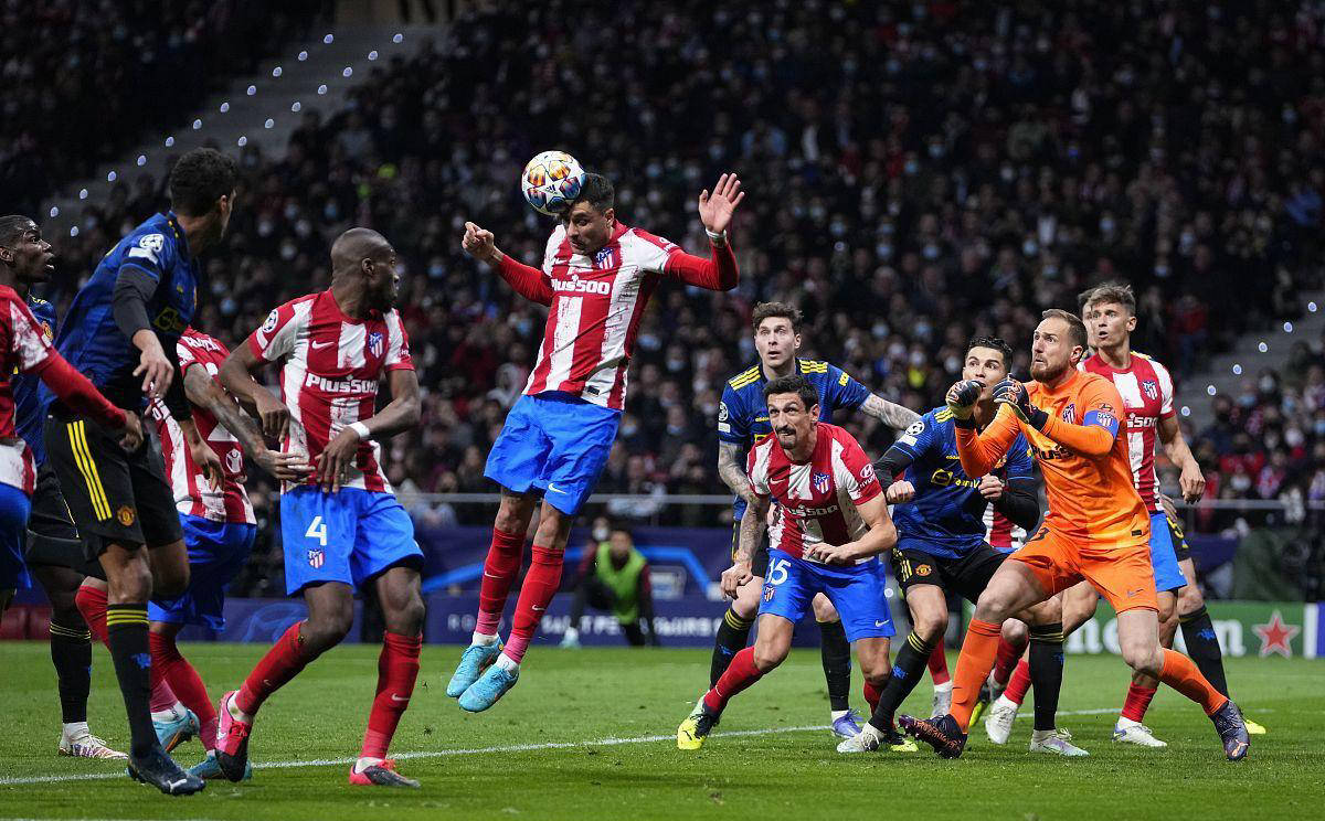 给你修修胡子，瓦科分享自己用剪刀剪克雷桑胡子的照片（瓦科晒照：亲自拿剪刀为克雷桑修胡子）