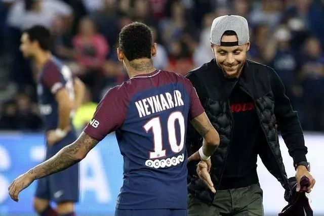 呼和浩特这幕太暖了 ！（呼和浩特的这一幕，暖心极了！）